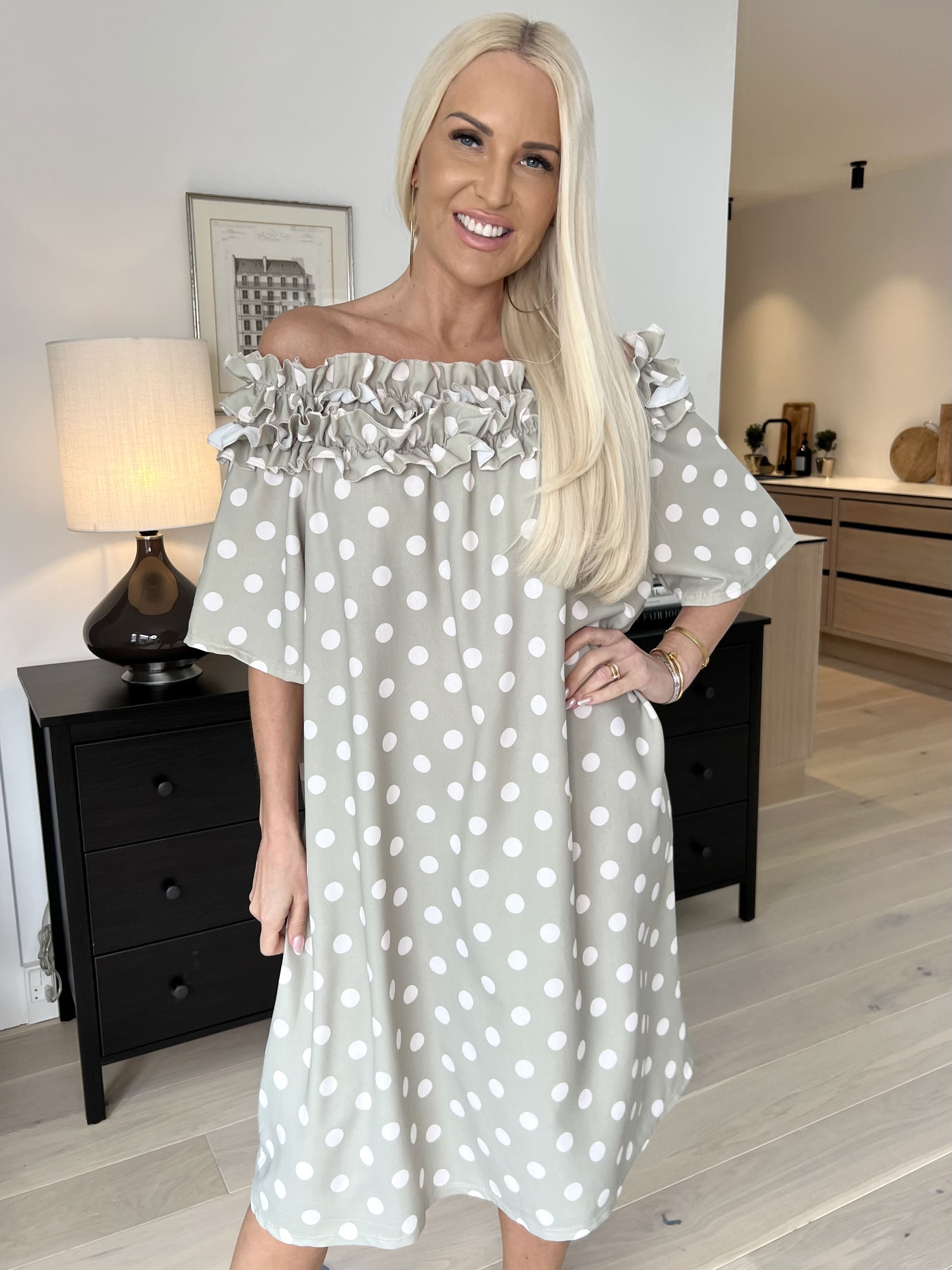 Chili Sleeveless Dress Dot - Klänning med prickar och volanger